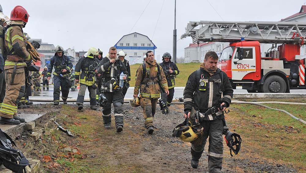 Брянские спасатели отработали навыки вентиляции зданий и сооружений при тушении пожаров
