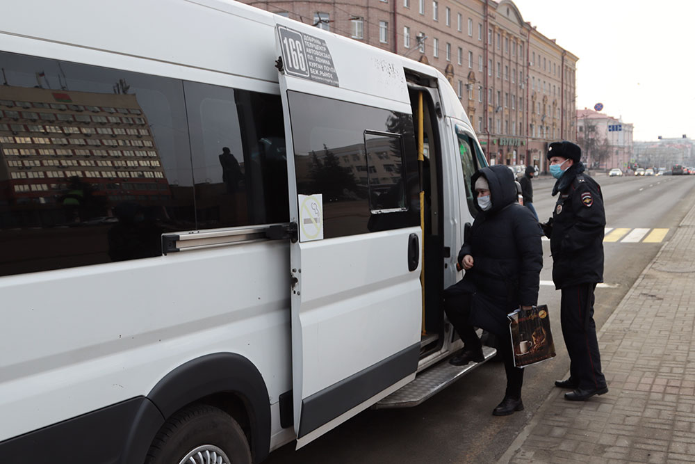 В Брянске семерых безмасочников задержали в транспорте