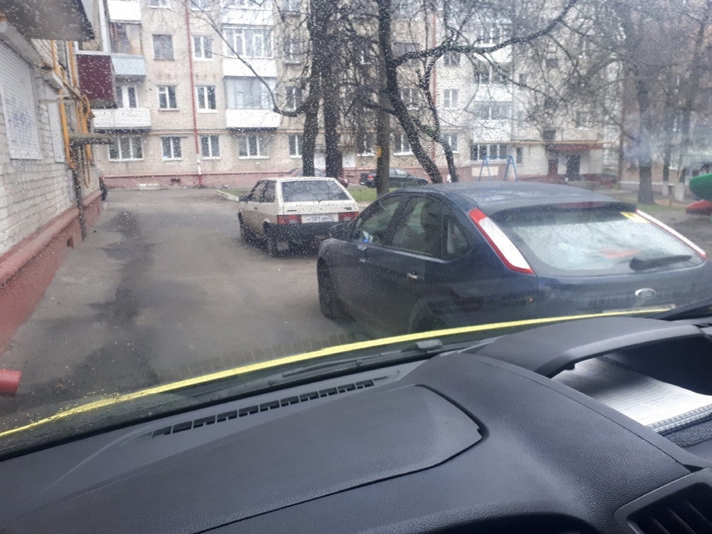В Брянске из-за припаркованных машин скорая не смогла проехать во двор