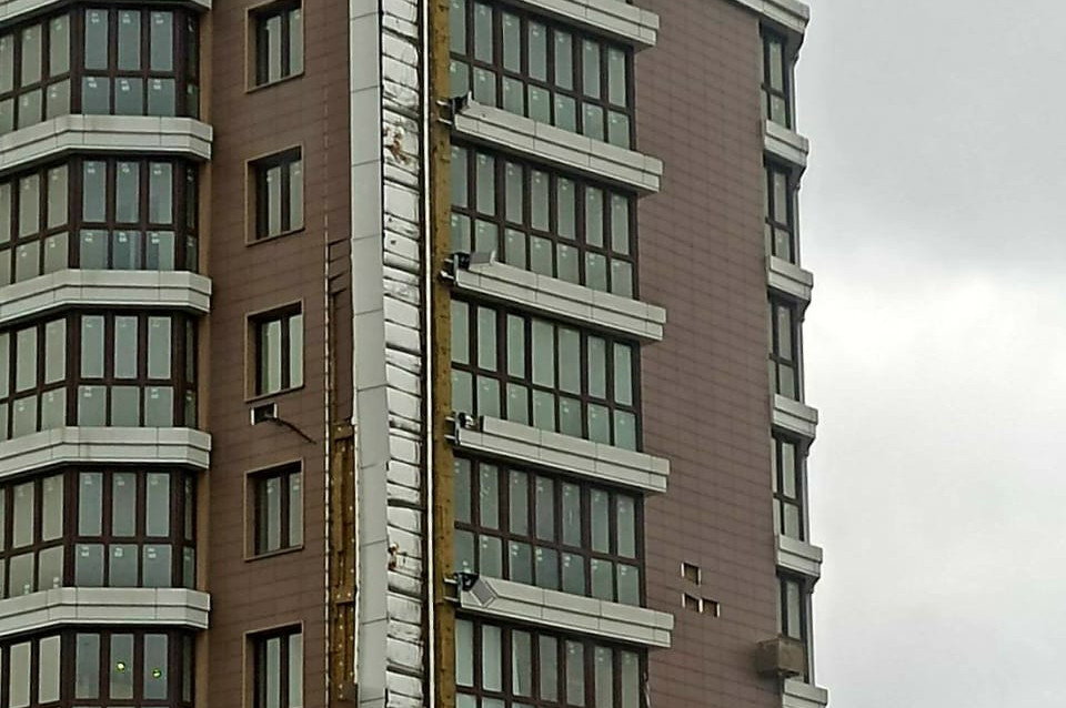 В Брянске ураганный ветер «ободрал» фасад элитной многоэтажки