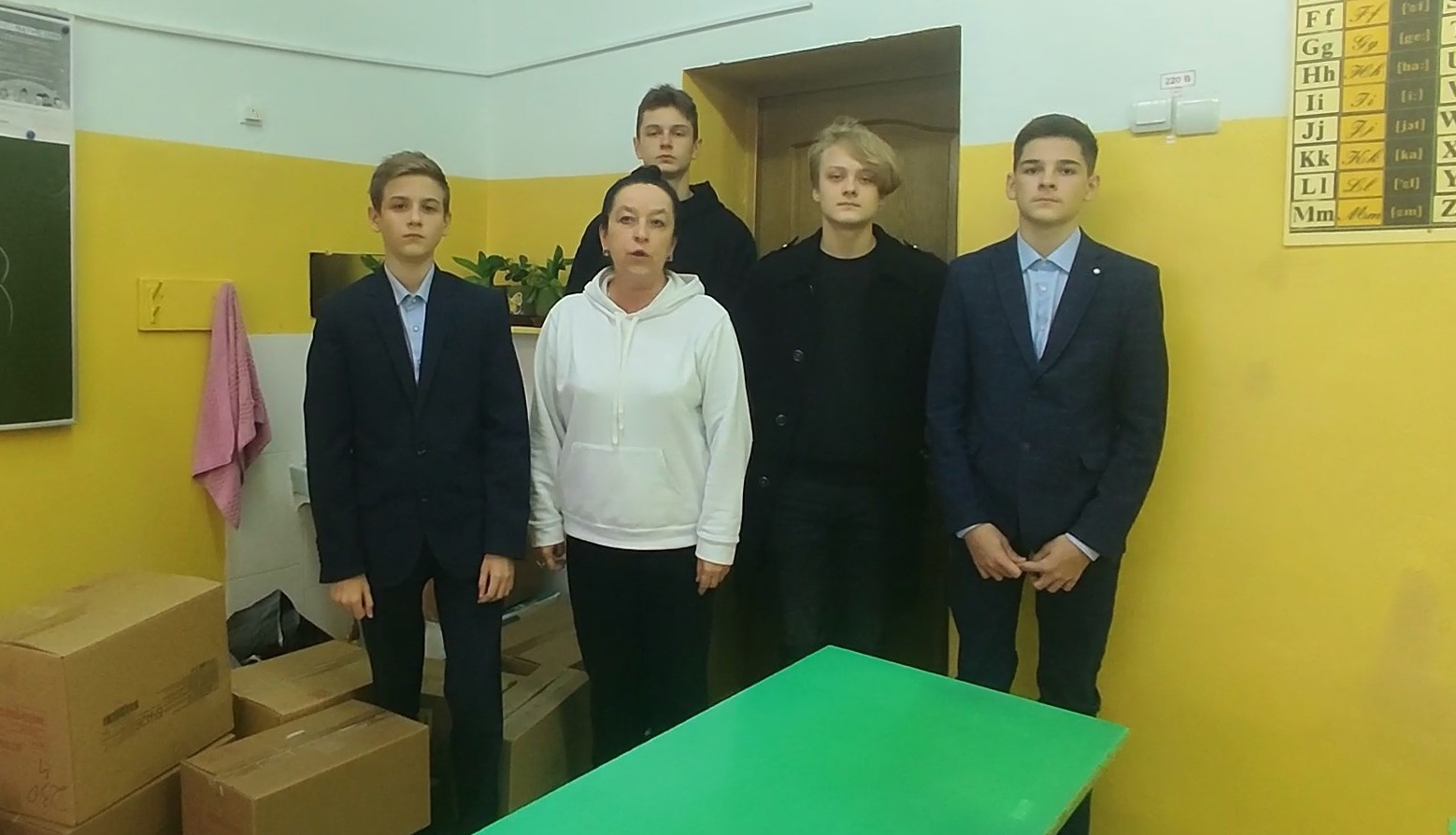 Волонтеры Снежской гимназии Брянского района оказали помощь детям из соцприюта