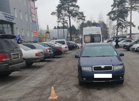 В Брянске на парковке МРЭО ГИБДД водитель Skoda сломал плечо пенсионерке