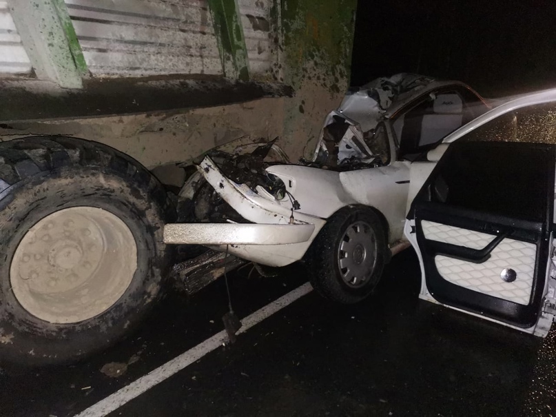 В жутком ДТП на брянской трассе с легковушкой и трактором погиб 30-летний мужчина