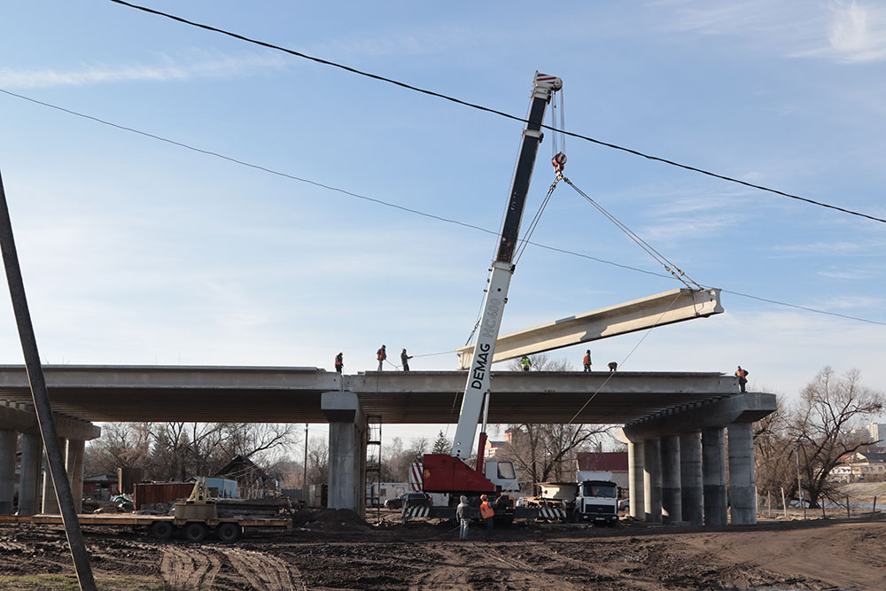 В Брянске продолжается строительство моста на набережной