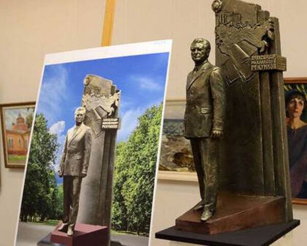 В Брянске установили памятник генпрокурору СССР Рекункову