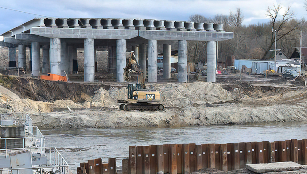 В Брянске сформировали три пролета строящегося моста на Набережной