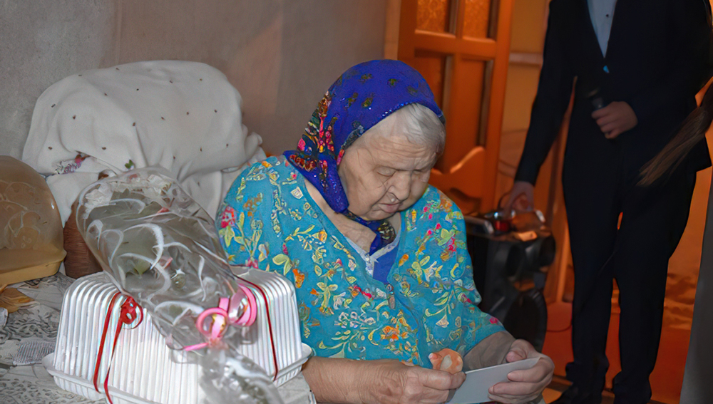 100-летнюю жительницу Клетни поздравили с Днем матери