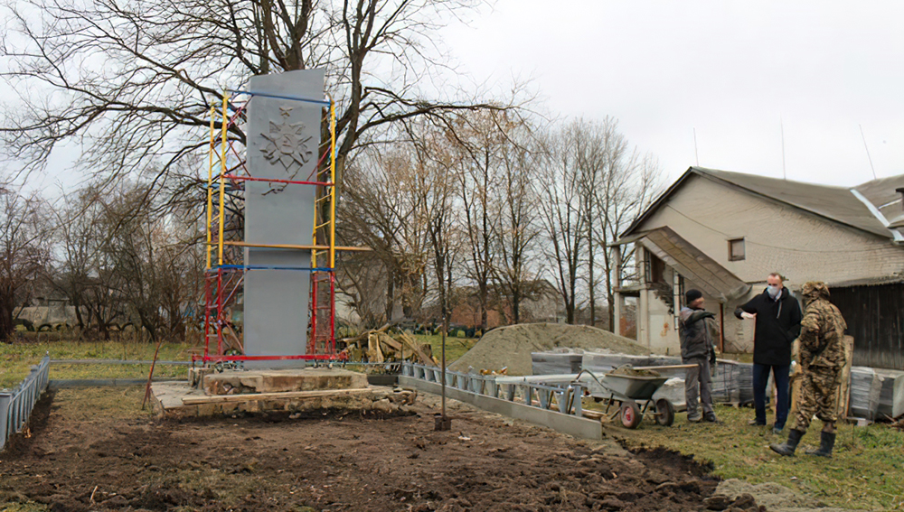 В жуковской Речице ремонтируют памятник советским воинам