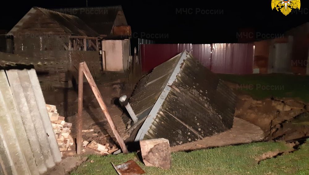 В Новозыбкове из-за провала грунта эвакуировали жителей 4 домов