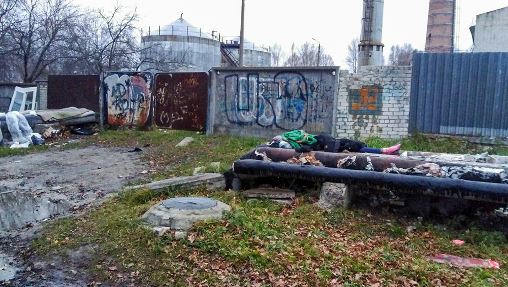 Жители Брянска обеспокоены судьбой бездомного мужчины возле детского садика