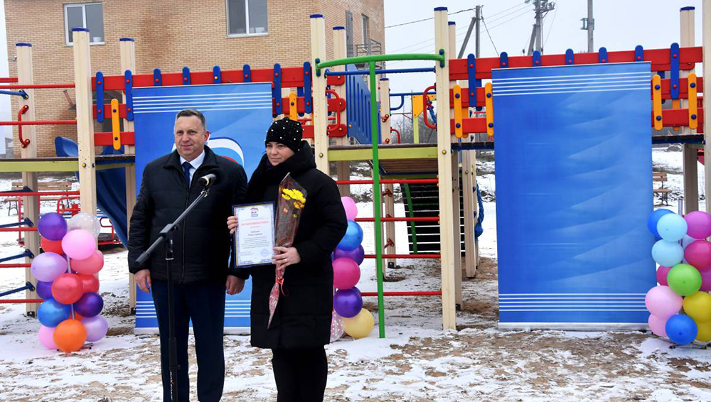 В Брянской области в посёлке Погребы открылась новая детская площадка