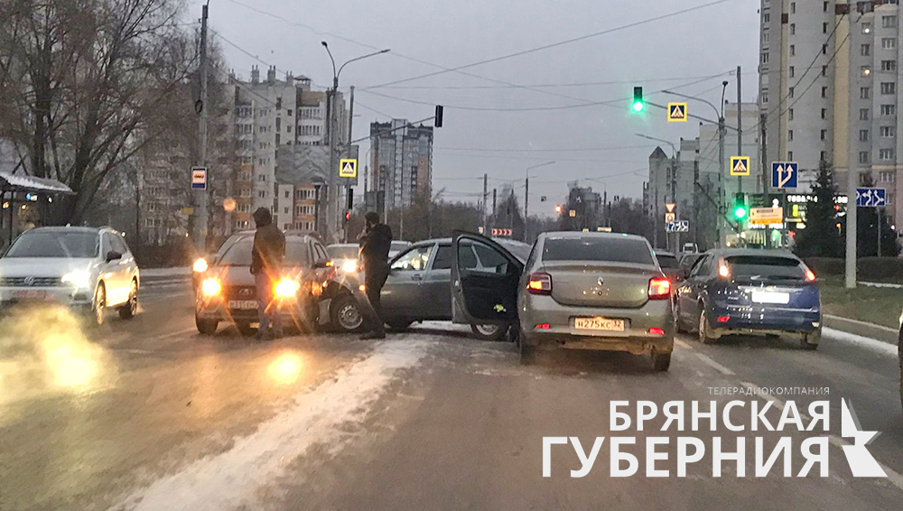 В Брянске из-за первого снега произошло ДТП