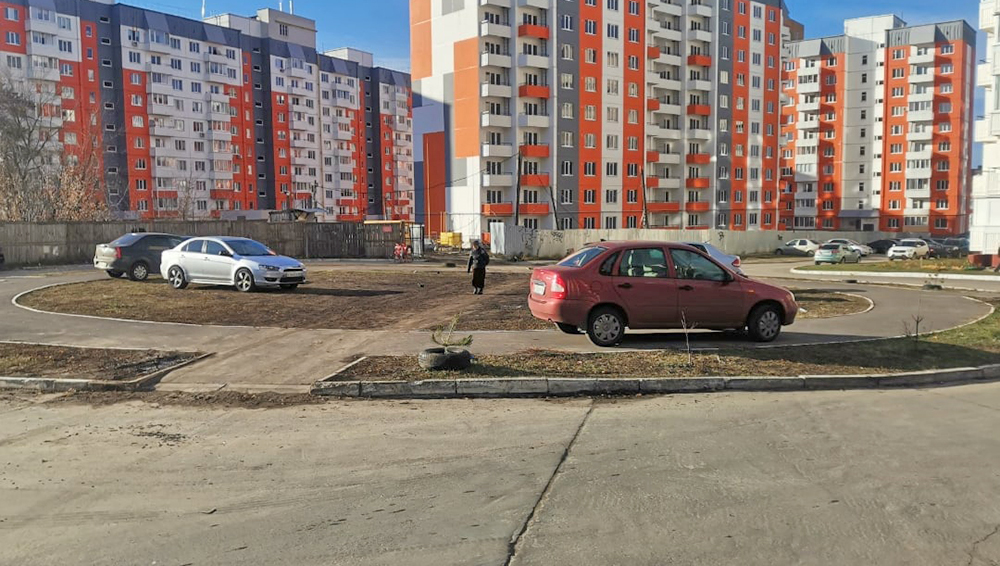 В Брянске сфотографировали сразу троих мастеров парковки