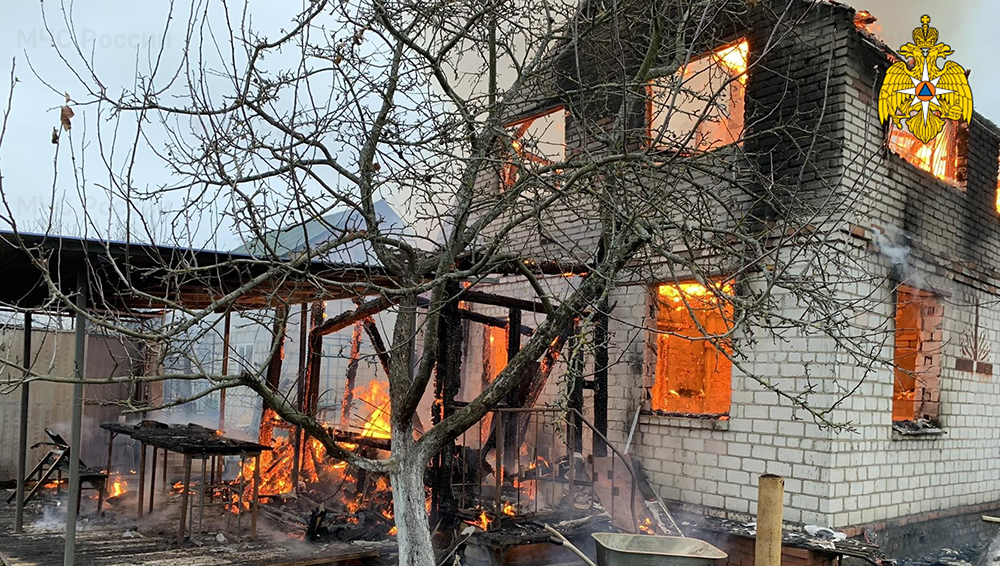 В Брянске в садовом обществе сгорел дом