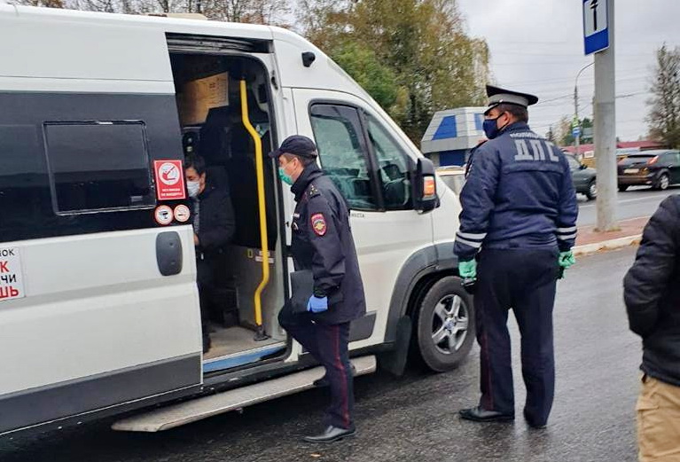 В Брянске за два дня в автобусах и маршрутках поймали 49 безмасочников