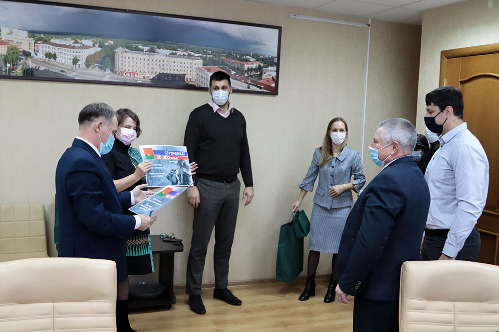 Руководители Брянска поздравили Артема Осипенко с победой на чемпионате мира по самбо