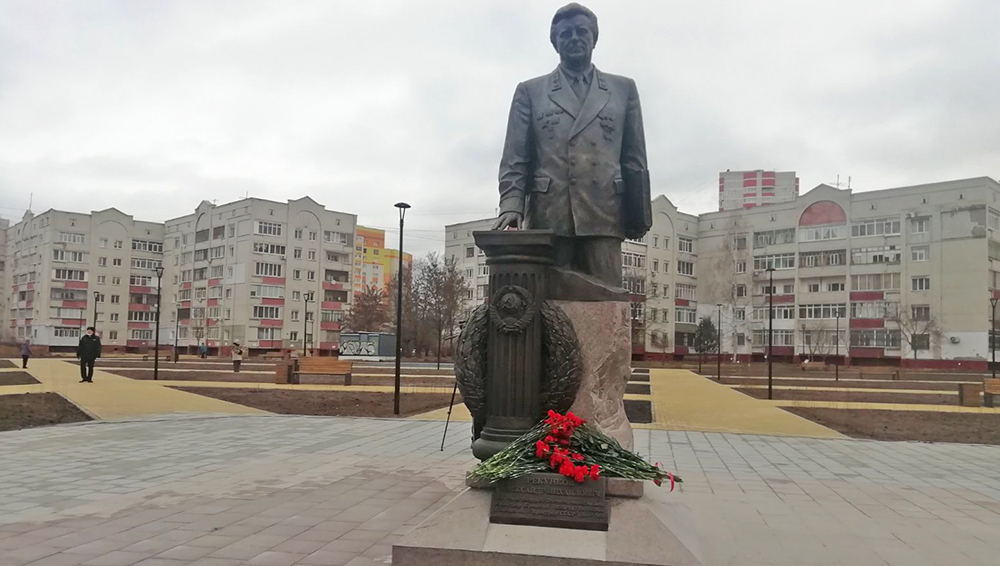 В Брянске торжественно открыли сквер и памятник генпрокурору СССР Александру Рекункову