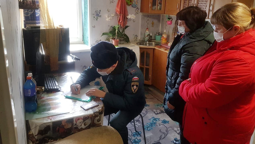 В Жуковском районе сотрудники МЧС пришли в многодетные и неблагополучные семьи