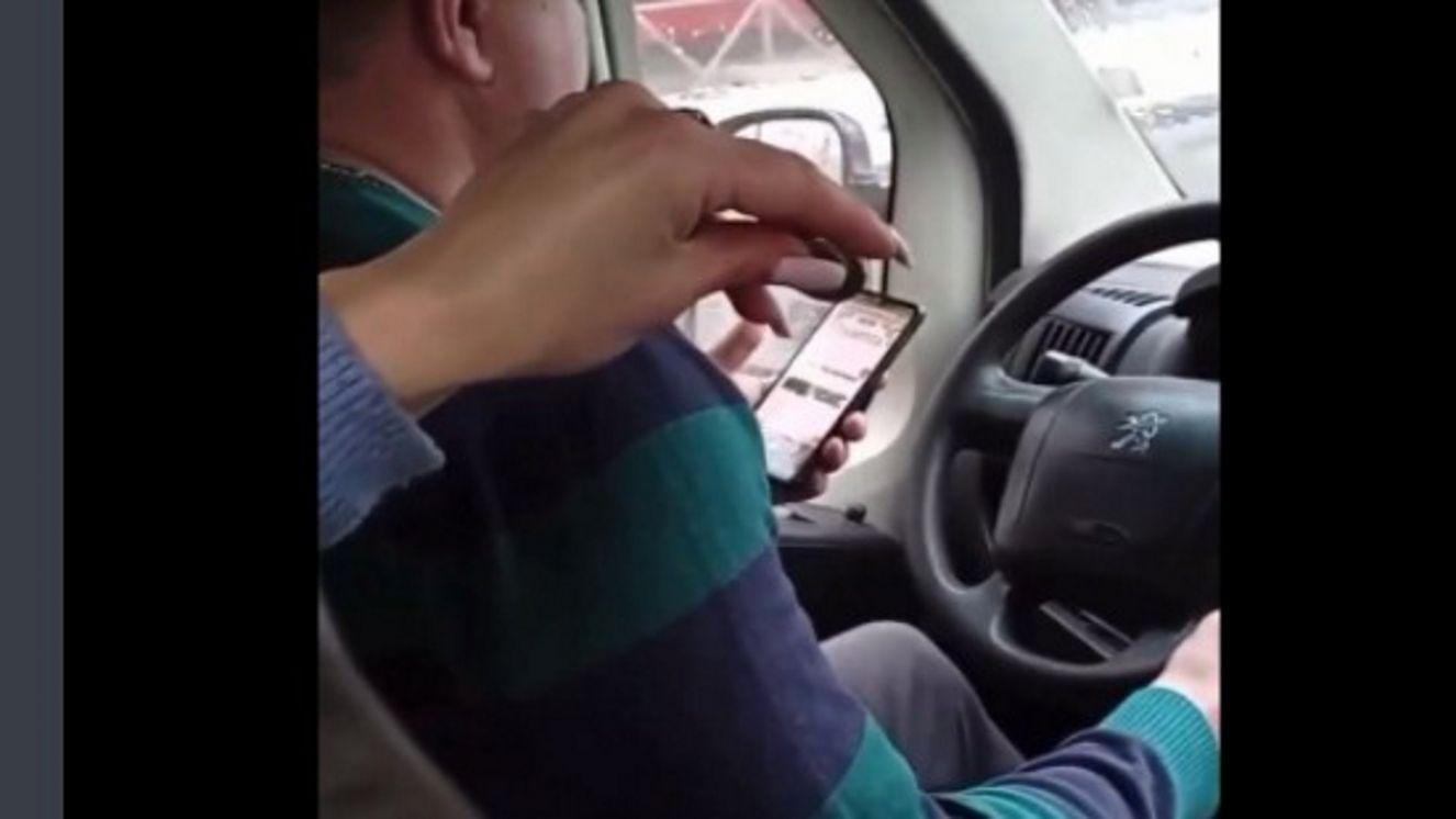 В Брянске наказали маршрутчика за использование смартфона во время движения