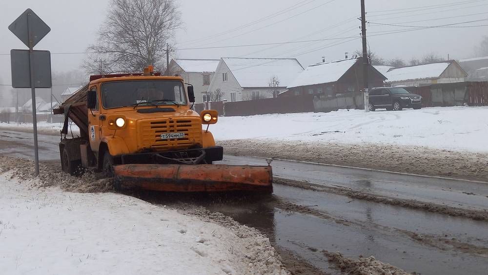 В Брянской области в районах снег начали убирать в 4 часа утра