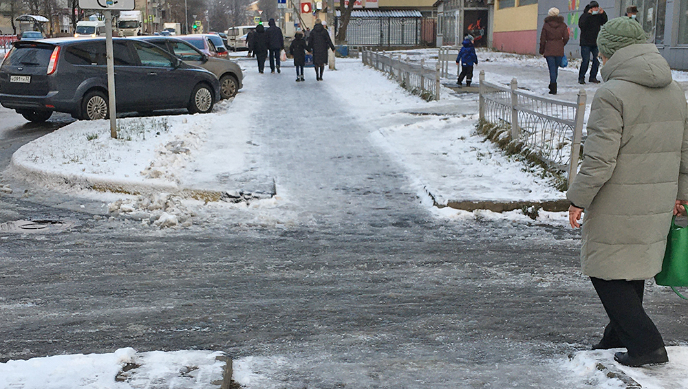 В Брянске примерно 150 человек за два дня поскользнулись на обледеневших тротуарах