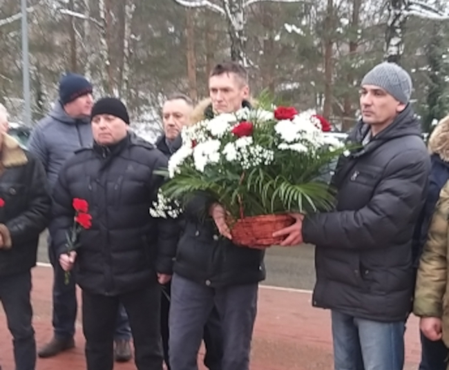 В память о начале чеченских кампаний в Брянске возложили цветы к «Круговой обороне»