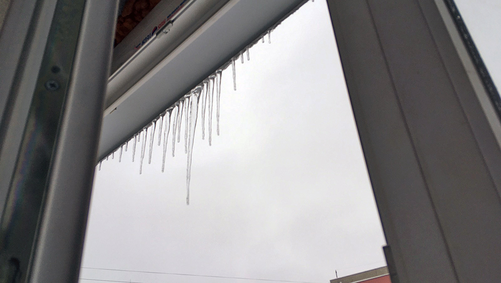 Жителей Брянской области предупреждают о падении сосулек и снега с крыш