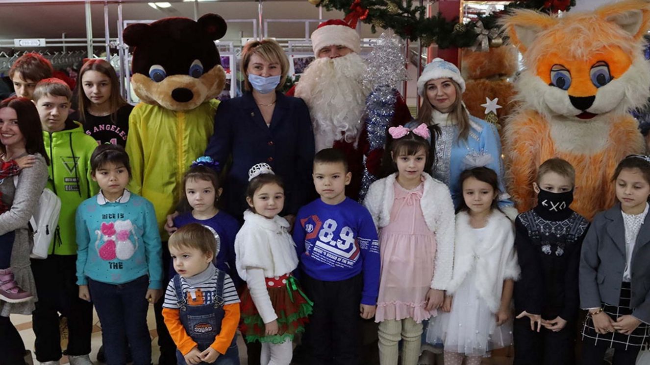 В Брянске для 200 детей устроили новогодний праздник