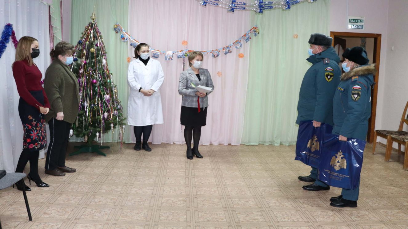 Сотрудники МЧС передали новогодние подарки детям белобережского соццентра