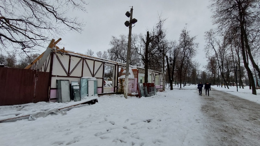 В Бежицком районе Брянска сносят здание общепита