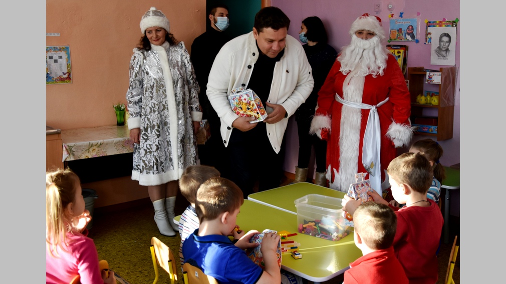 Брянский депутат Госдумы Николай Алексеенко вручил новогодние подарки воспитанникам детского сада «Радуга»