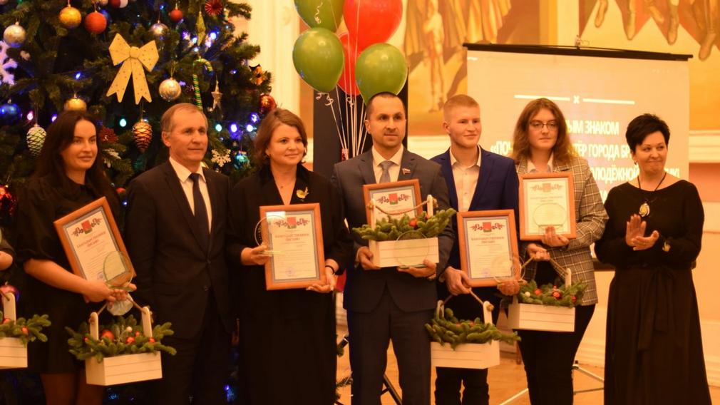 В театре драмы имени А. К. Толстого наградили почетных волонтеров Брянска