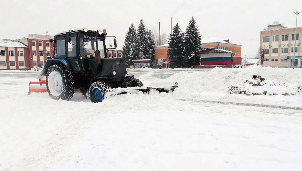 В Красной Горе Брянской области убирают снег