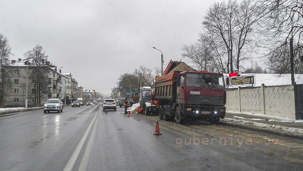 Улицу Никитина в Брянске убирают от снега