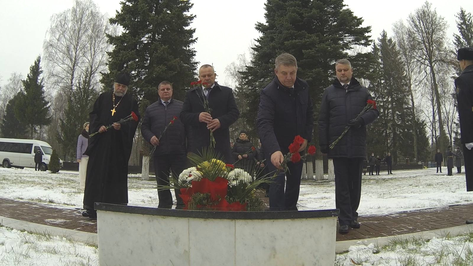Руководители Брянщины почтили память Неизвестного солдата на Мемориале в Брянске