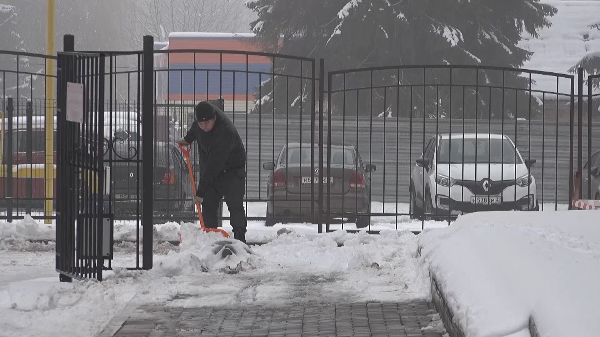 Брянцам посоветовали жаловаться на заваленные снегом дворы и тротуары