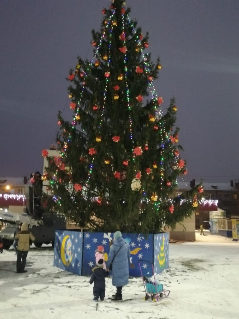 Перед кинотеатром «Салют» в Брянске установили новогоднюю елку