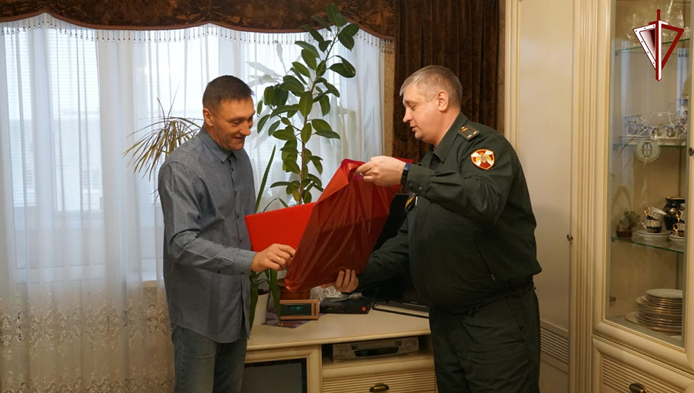 Брянские росгвардейцы поздравили с 55-летием ветерана войск правопорядка