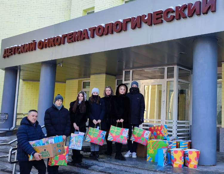Пациентам детского онкоцентра в Брянске подарки привезли учащиеся Сеченовского предуниверсария