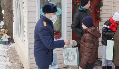Сотрудники следственного управления СК РФ по Брянской области приехали с новогодними подарками в социальный приют региона