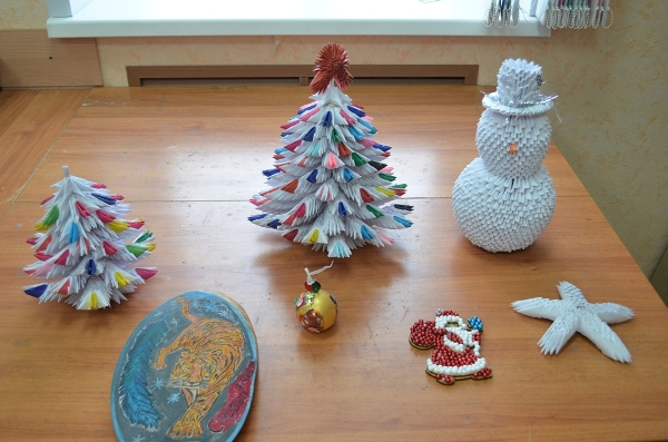 Воспитанники Брянской колонии сделали игрушки для новогодней елки детям-инвалидам