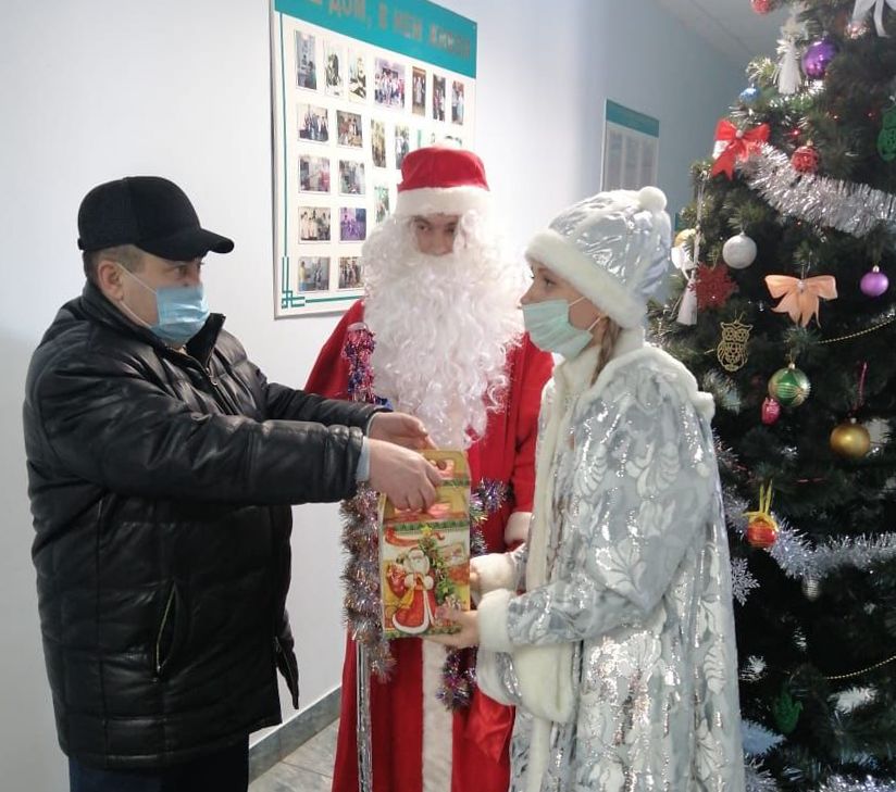 Брянские депутаты передали новогодние подарки подопечным Центра соцобслуживания