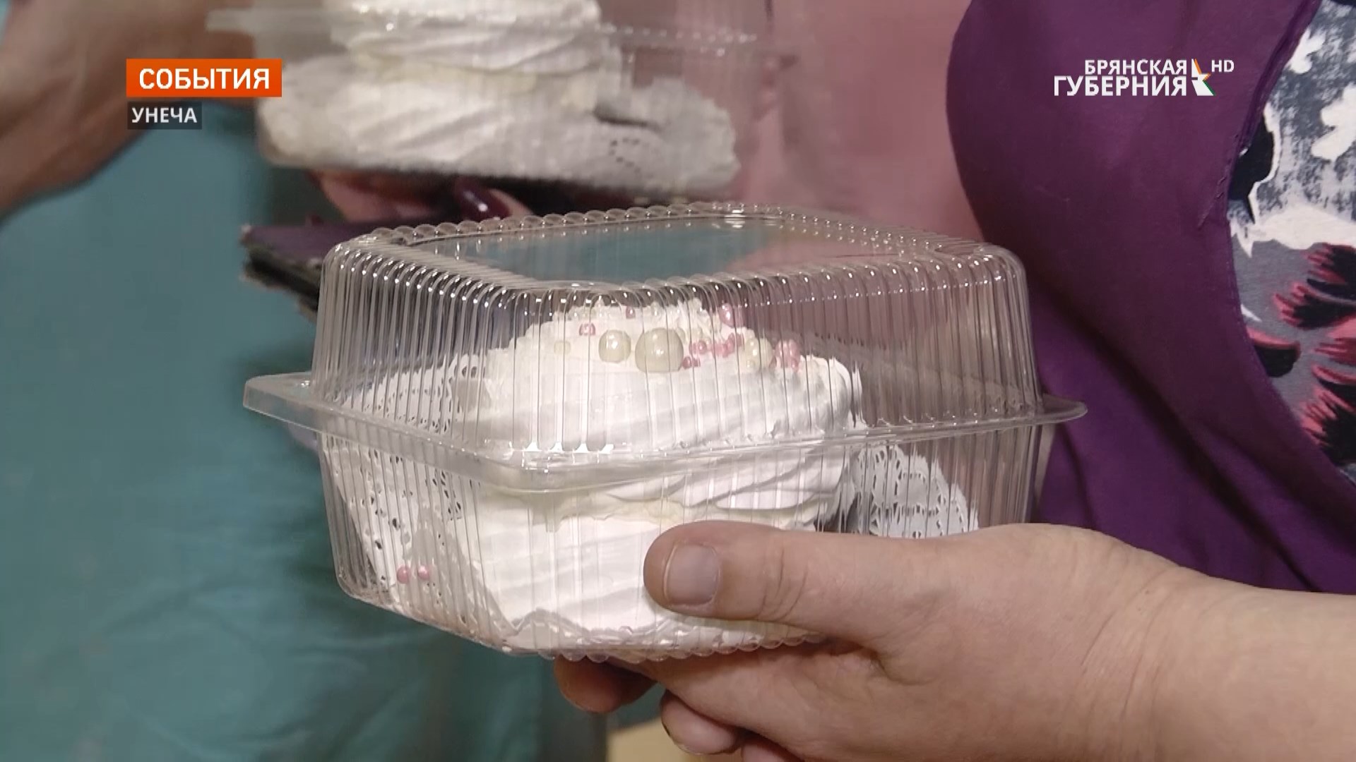 Брянские пекари в знак благодарности угостили персонал ковидного госпиталя в Унече десертами