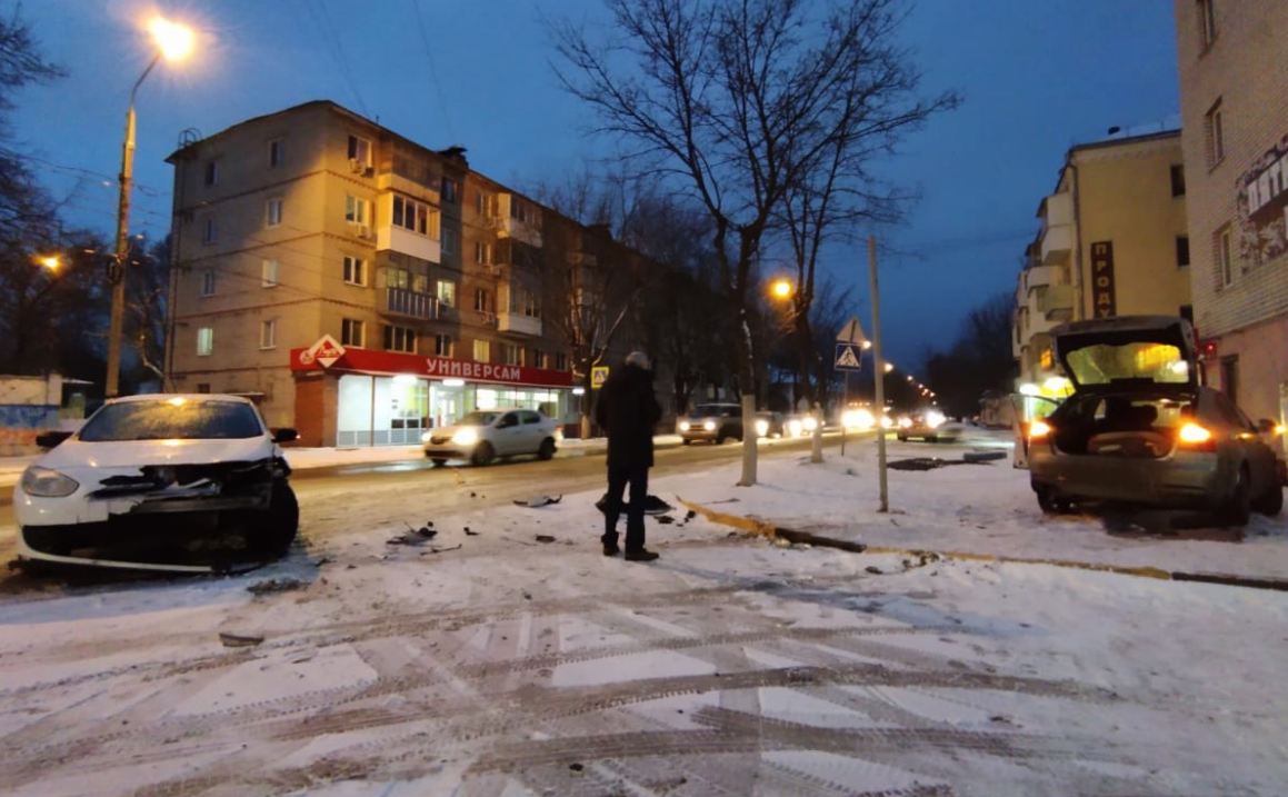 В Брянске на улице Никитина разбились легковушки