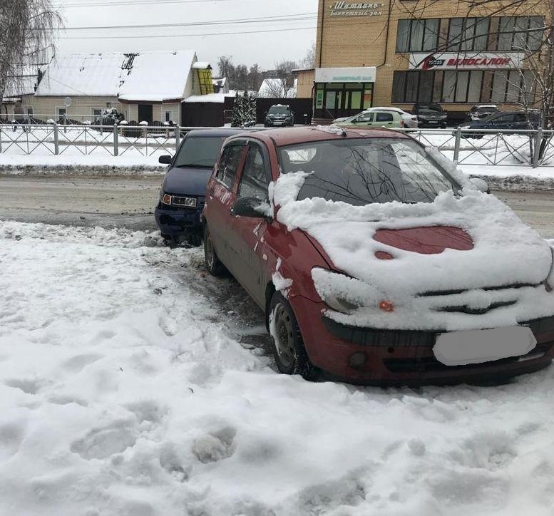 В Брянске легковушка сбила на парковке чистившего от снега машину мужчину