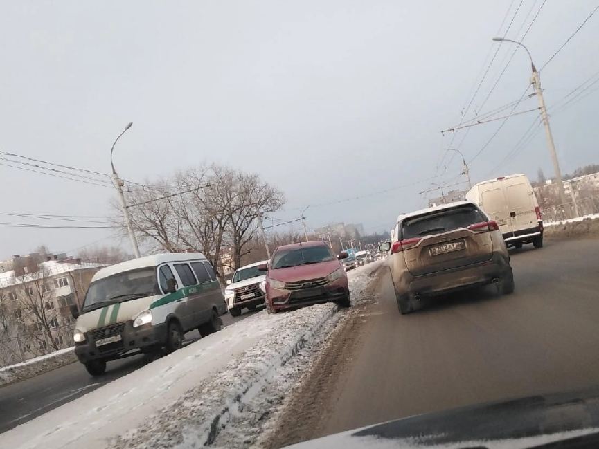 В Фокинском районе Брянска легковушка вылетела на разделительную полосу