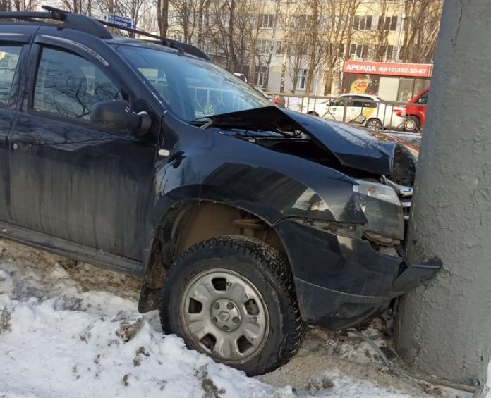 В Брянске на проспекте Московском Renault врезался в столб
