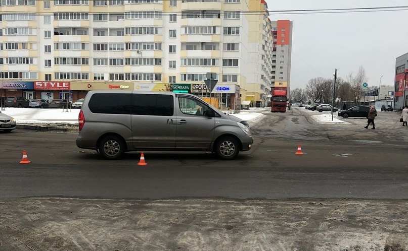 В Брянске автоледи на минивэне сломала ногу пенсионерке