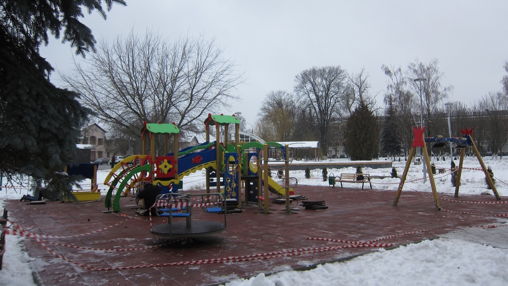 В Бежицком районе Брянска в Пролетарском сквере завершается монтаж детской площадки