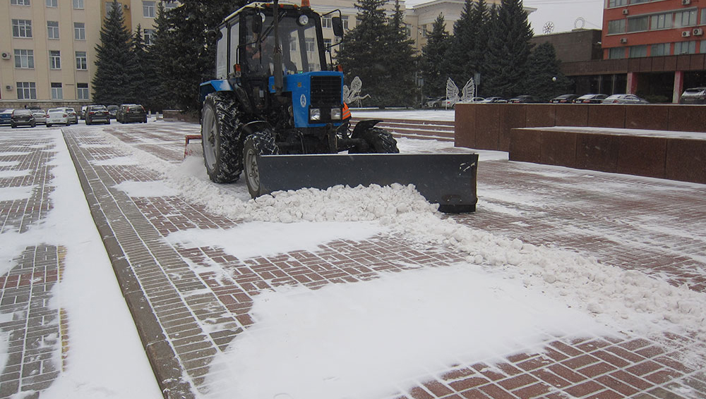 В Брянске на уборку снега после первой метели вышли около 200 человек